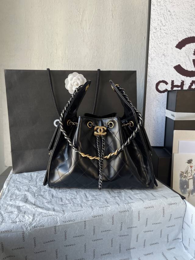 顶级货_跑量价 法国 高端定制品 Chane1 Chane125C 秀款 Hobo Bag 嬉皮包As5293特设计风格 光面牛皮配鸳鸯金属 超绝好搭配 上身感 顶级货_跑量价 法国 高端定制品 Chane1 Chane125C 秀款 Hobo Bag 嬉皮包As5293特设计风格 光面牛皮配鸳鸯金属 超绝好搭配 上身感