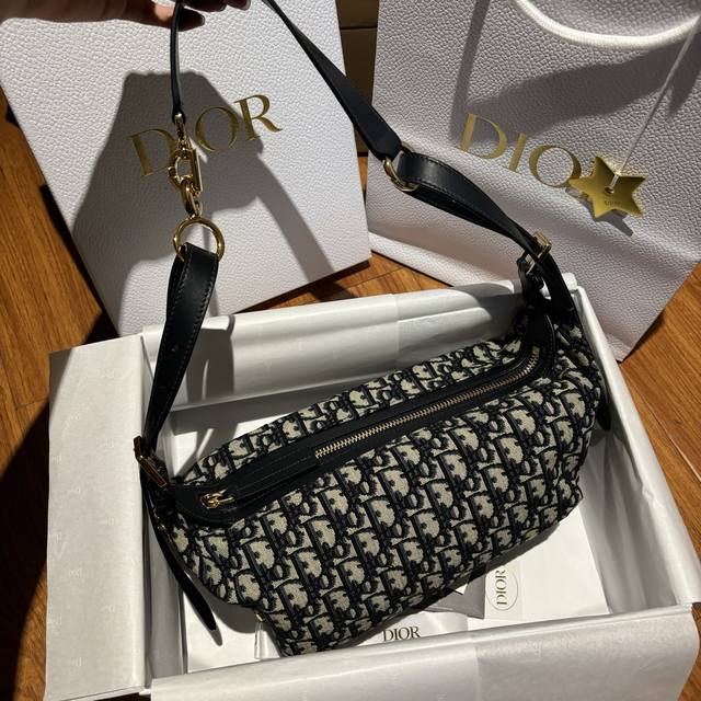 小号D-Journey 手袋蓝色 Oblique 印花面料 编号:M2416Utzq_M928 芯片跳码原厂真料 尺寸:25.5×14.5×14厘米 长×高×宽 小号D-Journey 手袋蓝色 Oblique 印花面料 编号:M2416Utzq_M928 芯片跳码原厂真料 尺寸:25.5×14.5×14厘米 长×高×宽