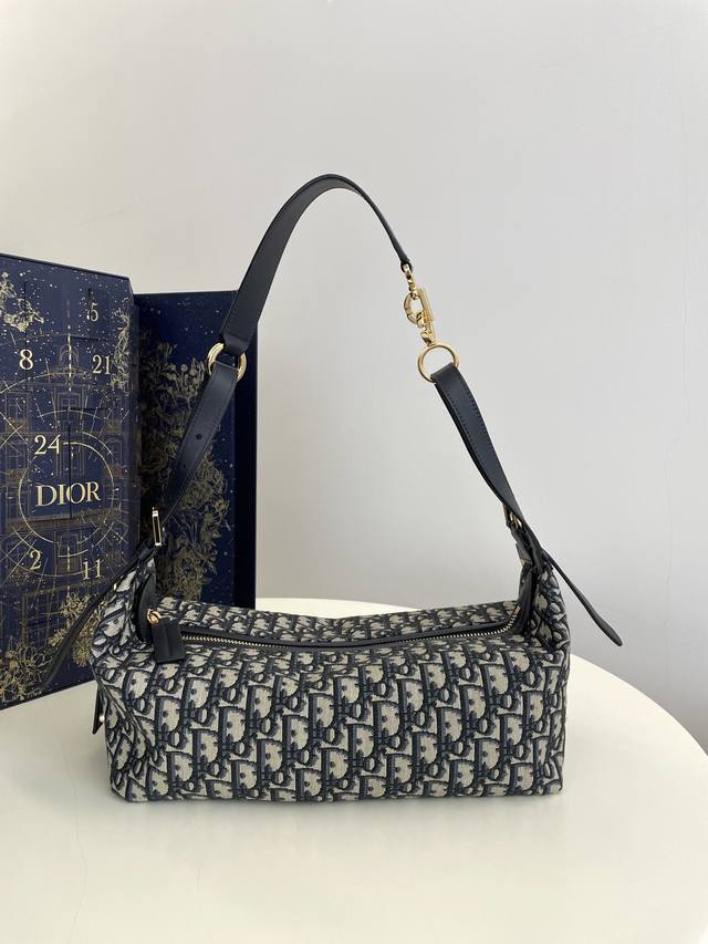 Journey系列中号蓝布,开年就王炸,直接击中心巴上,自带松弛感的Hobo包,包形柔软又随意,经典的老花面料,搭配金色的字母肩带扣,整体复古又高级,精致感满满 Journey系列中号蓝布,开年就王炸,直接击中心巴上,自带松弛感的Hobo包,包形柔软又随意,经典的老花面料,搭配金色的字母肩带扣,整体复古又高级,精致感满满