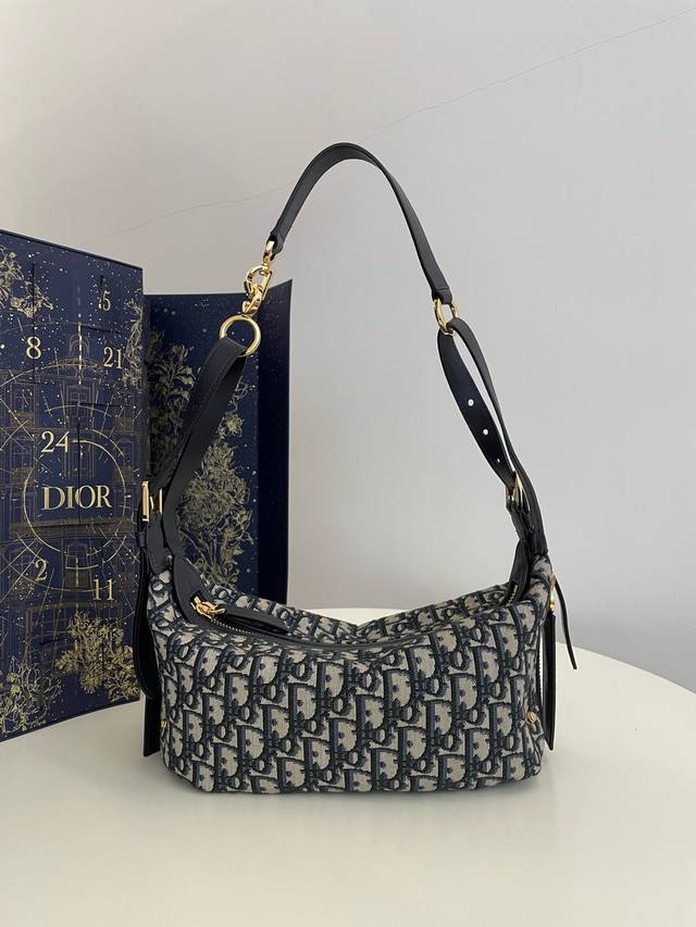 Journey系列小号蓝布，开年就王炸，直接击中心巴上，自带松弛感的Hobo包，包形柔软又随意，经典的老花面料，搭配金色的字母肩带扣，整体复古又高级，精致感满满