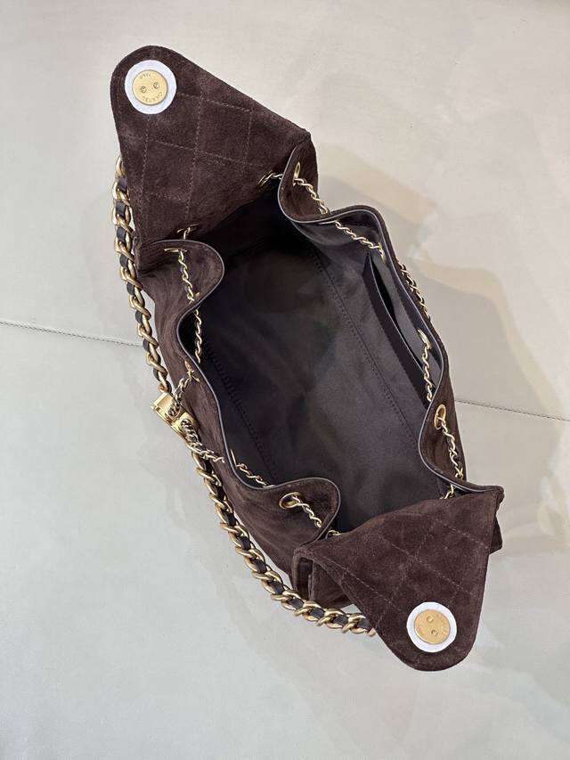 5293 内里超大容量，配小牛皮袋口，整体走线工整细致，烫金Logo刻字清晰没啥毛病！专柜一致！