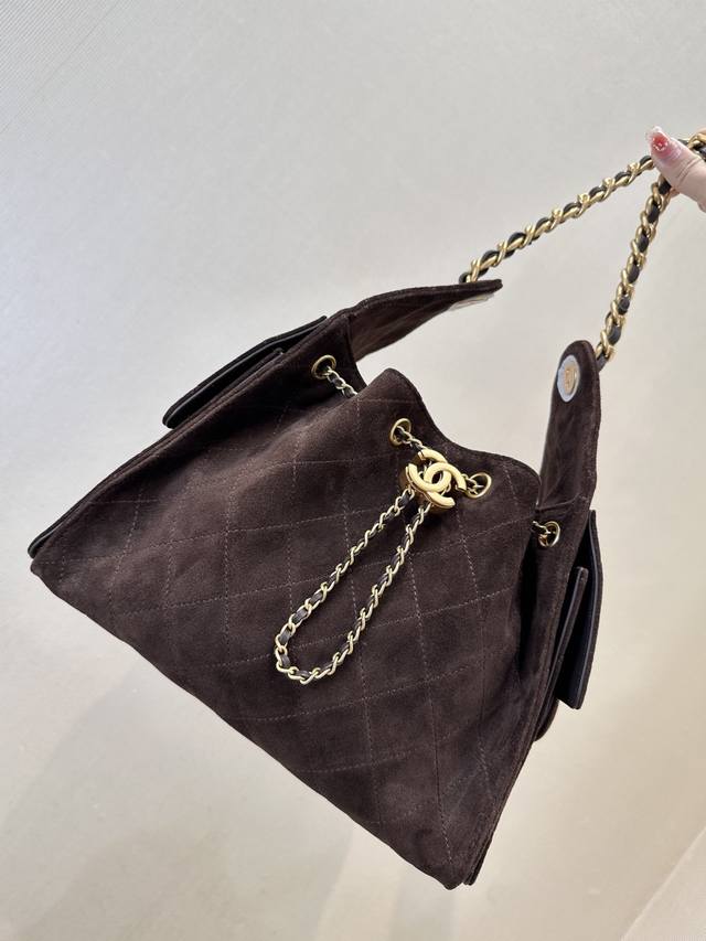 5293 姐妹们！香奈儿这次上新又放大招了！25C早春系列包包颜值直接开挂！ 快看这个多口袋Hobo包！ 妥妥这一季的顶流担当，秀场一出来就火到不行 棕色麂皮配