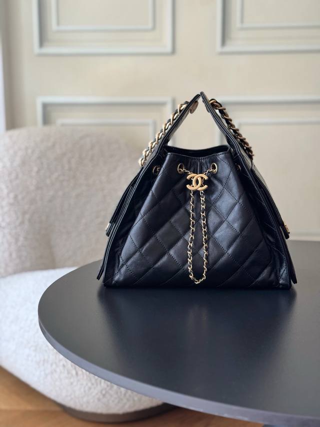 原厂皮级 全新到货 早春 嬉皮购物包小号，购入开发 25C年度最爆的香家牛皮嘻哈包 香奈儿 Chanel Hobo 腋下包 嬉皮腋下包小号 复古金币纽扣抽绳水桶