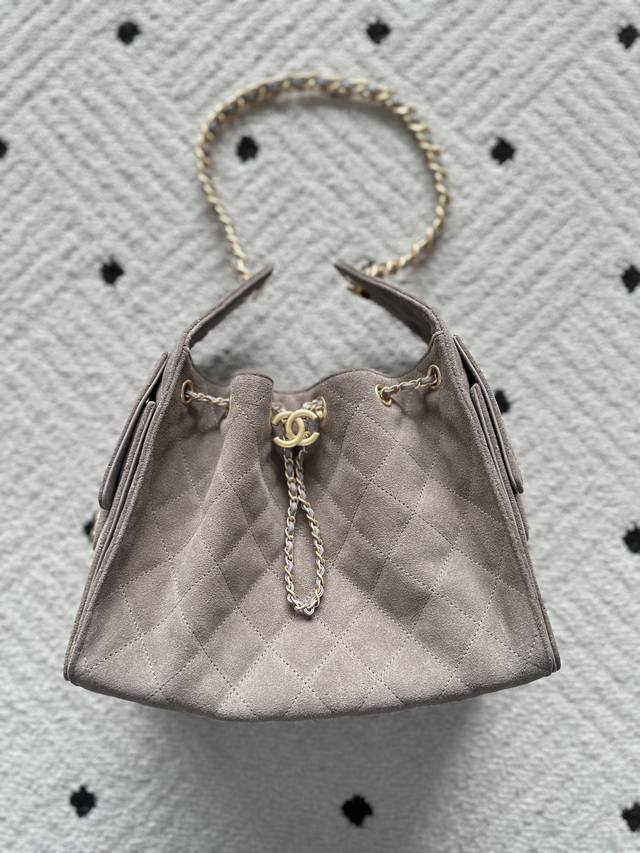 型号:As5293 简介:原单质量,经典之作,华丽与气质的前沿,是你意想不到的尊贵。皮种:原单进口反绒皮,里配原版小羊皮。五金:原版五金配制尺寸:26Cmx13 型号:As5293 简介:原单质量,经典之作,华丽与气质的前沿,是你意想不到的尊贵。皮种:原单进口反绒皮,里配原版小羊皮。五金:原版五金配制尺寸:26Cmx13