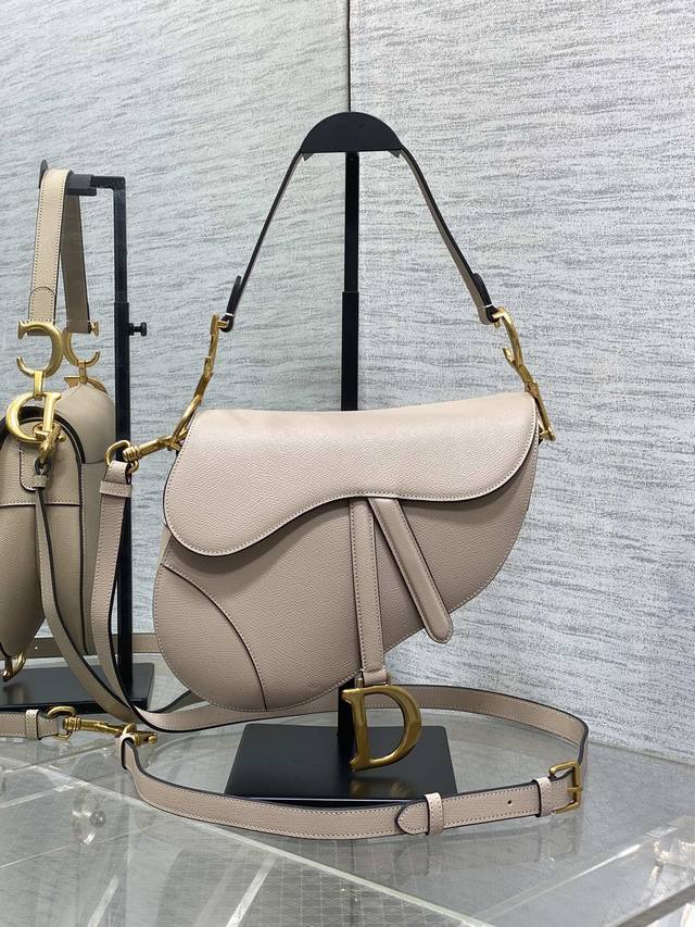 现货 Cd Saddle经典马鞍包王者中的王者，地位不可撼动席卷了整个时尚圈今年依旧火爆啊这次新发售款推出自配备的细长肩带了！重点还是可拆卸可调节长度，爱惨！终