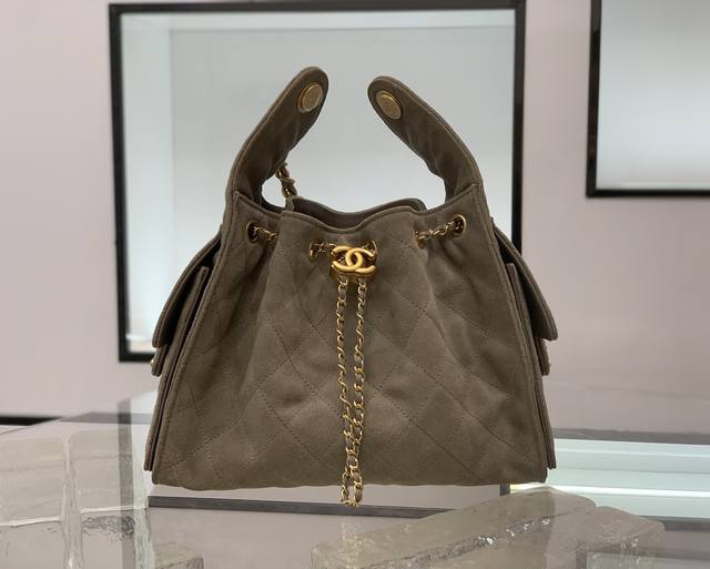 25C 早春秀款来了 想不到24年夏天才刚开始 25年的款就迫不及待要来了 这个购物袋别叫特别的是采用磨砂皮材质 单肩背特别好看 可以收缩的五金 尽显别致 多口