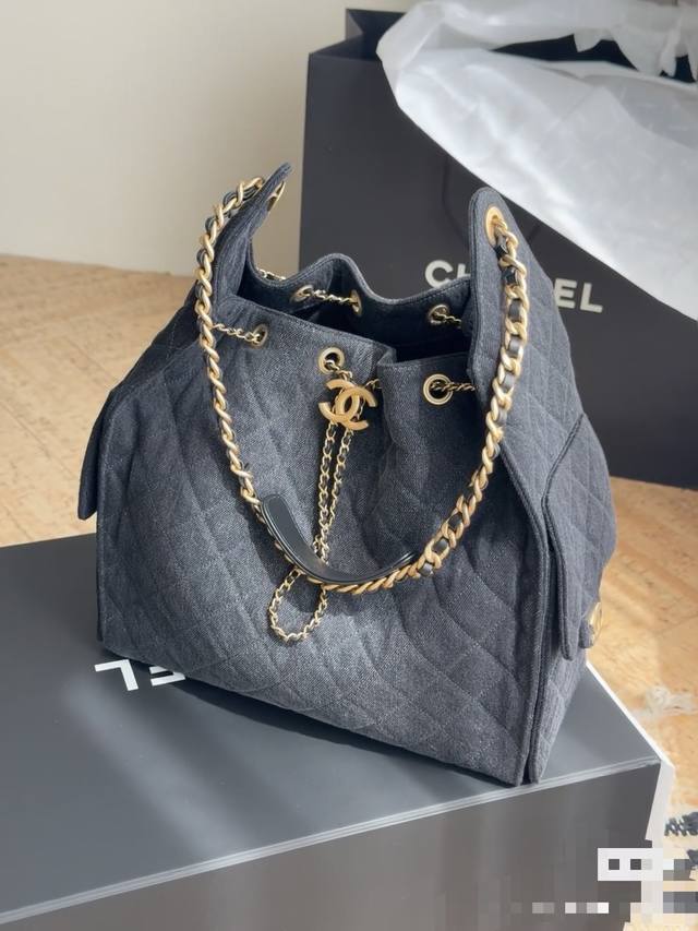 大號尺寸 新款深色牛仔嬉皮 敞口，抽绳，口袋，金链点缀，独特的造型设计 又酷又飒的水桶包型，容量超大实用 侧面有两个口袋，袋口是抽拉绳设计，开口可调节 水洗牛仔