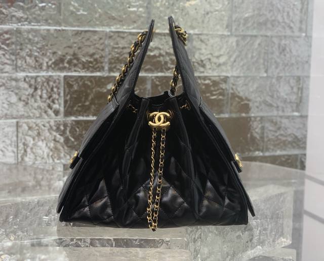 活动小号 大号 25C抽绳水桶 Hobo 小号 这款多口袋Hobo是这一季的风标，多口袋的设计简直将随性慵懒感拉满， 牛皮的质感很有高级格调。搭配光泽感十足的复