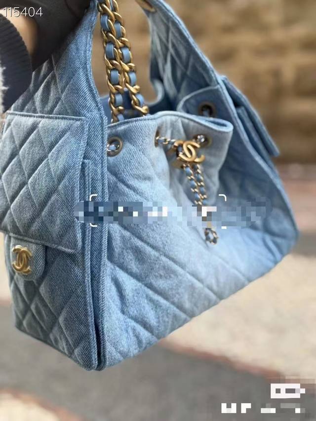 5293独家对版货！出货啦、小號尺寸Ohanel25p春夏牛仔新款嬉皮 亮面黑金 随性慵懒的包型当之无愧的春夏度假王者了 ！知性优雅大女主典范 不仅仅是美观更是