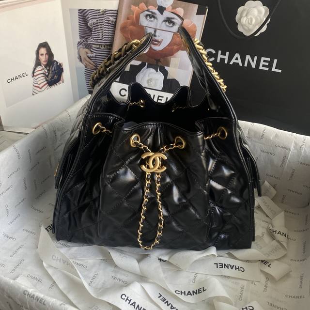 现货～ 25C牛皮嘻哈包 香奈儿 Chanel Hobo 腋下包 嬉皮腋下包小号 复古金币纽扣抽绳水桶包+菱格纹+复古黑金 经典链条设计，高级感十足！日常出行必