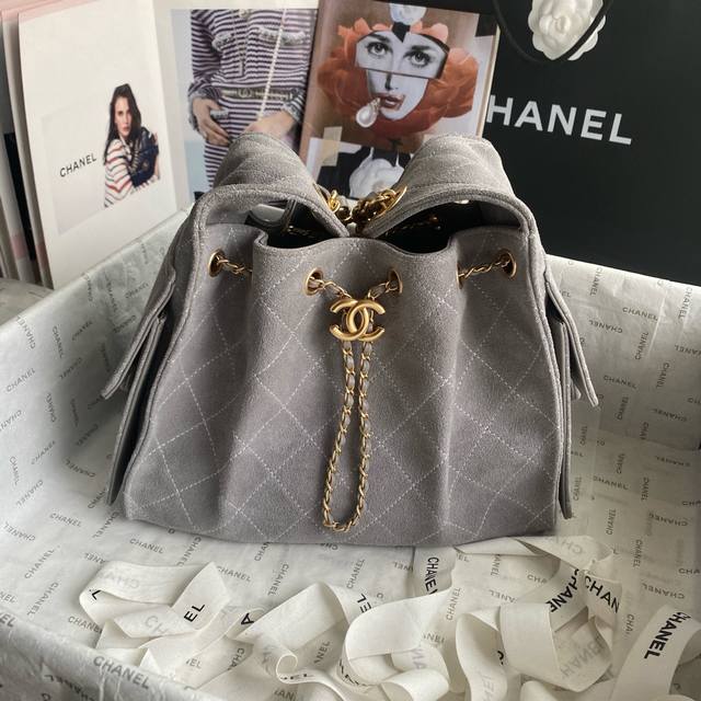 现货～小号 25C早春系列包包 的颜值又上了一个高度。 今天这款多口袋Hobo是这一季的风标，秀场推出后营销 的异常火热。多口袋的设计简直将随性慵懒感拉满，灰色