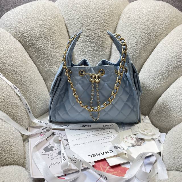 早春走秀系列 尺寸：** 小号 25C 早春秀款来了 想不到24年夏天才刚开始 25年的款就迫不及待要来了 这个购物袋别叫特别的是采用磨砂皮材质 单肩背特别好看