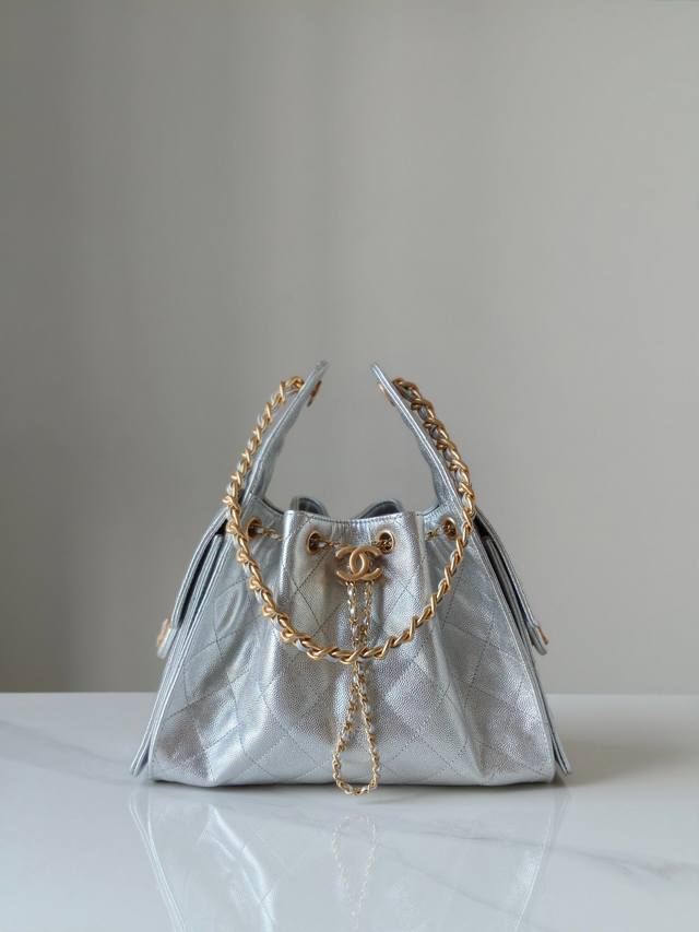 正品级 全新到货 早春 嬉皮购物包小号 银色 专柜售价购入开发 秀场大热门嬉皮购物袋 设计独特,相当霸气的风格 超大容量轻松装下日常所需 逛街、旅行都是超高值好 正品级 全新到货 早春 嬉皮购物包小号 银色 专柜售价购入开发 秀场大热门嬉皮购物袋 设计独特,相当霸气的风格 超大容量轻松装下日常所需 逛街、旅行都是超高值好