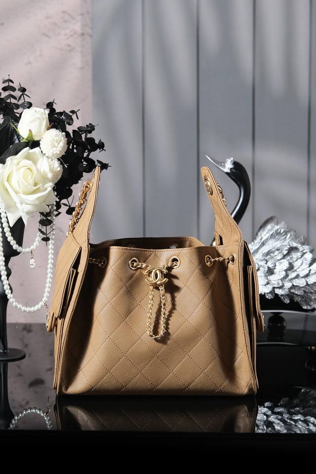 早春走秀系列 尺寸：** 卡其色 25C 早春秀款来了 小号 想不到24年夏天才刚开始 25年的款就迫不及待要来了 这个购物袋别叫特别的是采用磨砂皮材质 单肩背