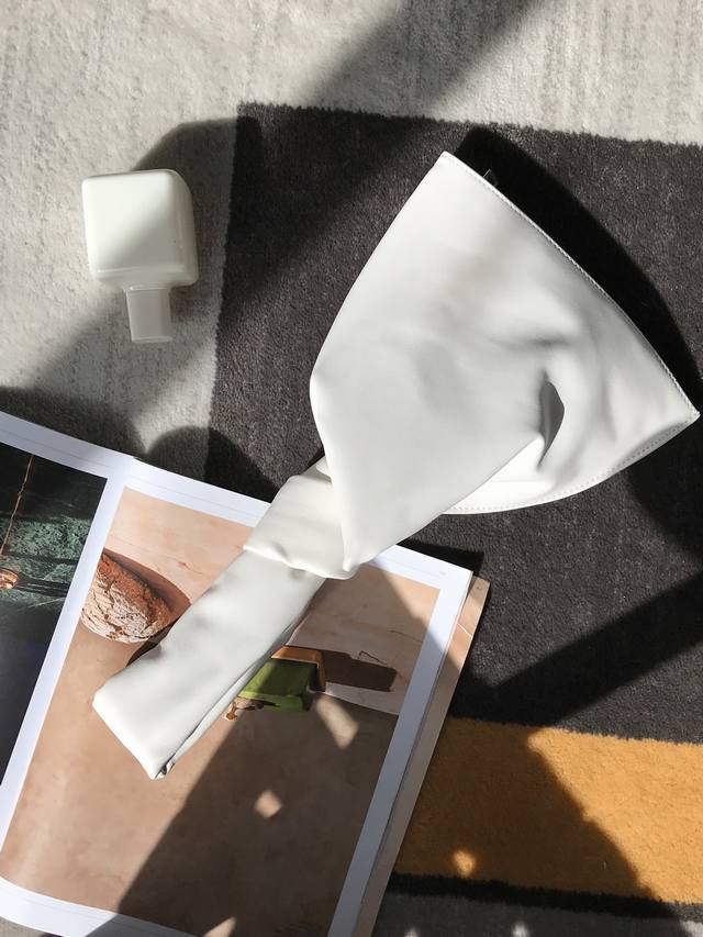 Twist米袋 潮流与可爱融为一体的包包，纸感牛皮手感十分软熟，1个主隔层，拉链在包底开合，内部也是采用小牛皮制作而成，不挑身高的一款包包街拍潮流首选 Size