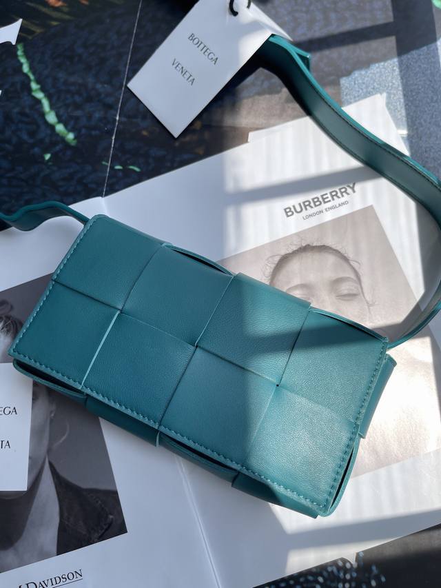 Bottega Veneta Belt Bag 新鲜出炉的小腰包真的萌到我了,全羊皮手工编织的Mini Cassette 四处散发的可爱气息 简直人见人爱 花见 Bottega Veneta Belt Bag 新鲜出炉的小腰包真的萌到我了,全羊皮手工编织的Mini Cassette 四处散发的可爱气息 简直人见人爱 花见