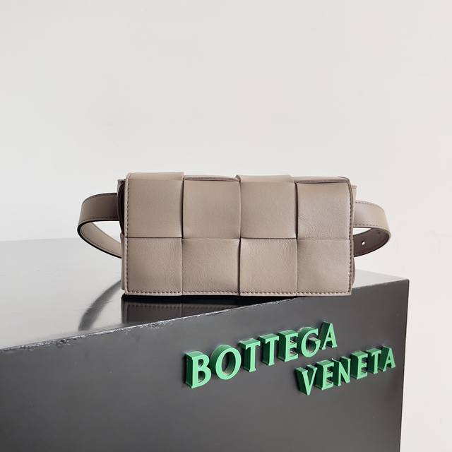 Bottega Veneta Belt Bag 新鲜出炉的小腰包真的萌到我了,全羊皮手工编织的Mini Cassette 四处散发的可爱气息 简直人见人爱 花见 Bottega Veneta Belt Bag 新鲜出炉的小腰包真的萌到我了,全羊皮手工编织的Mini Cassette 四处散发的可爱气息 简直人见人爱 花见