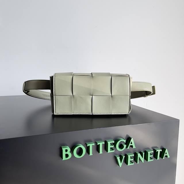 Bottega Veneta Belt Bag 新鲜出炉的小腰包真的萌到我了,全羊皮手工编织的Mini Cassette 四处散发的可爱气息 简直人见人爱 花见 Bottega Veneta Belt Bag 新鲜出炉的小腰包真的萌到我了,全羊皮手工编织的Mini Cassette 四处散发的可爱气息 简直人见人爱 花见