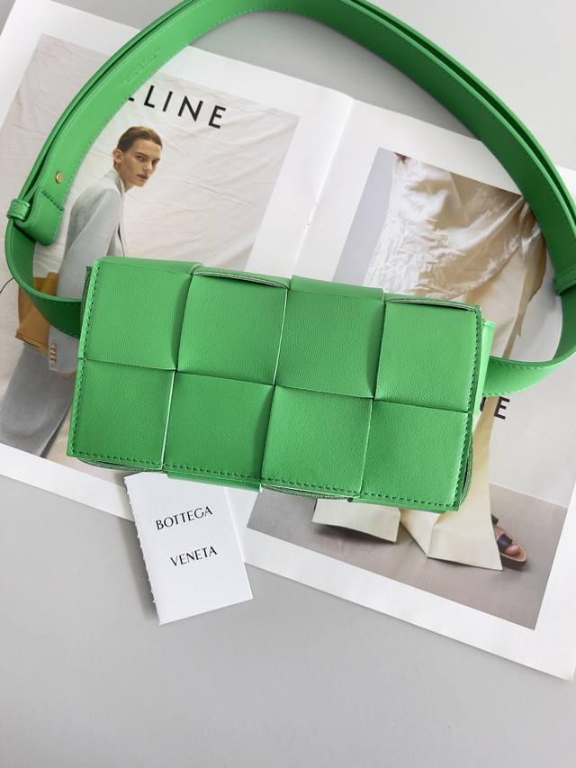Bottega Veneta Belt Bag 新鲜出炉的小腰包真的萌到我了，全羊皮手工编织的Mini Cassette 四处散发的可爱气息 简直人见人爱 花见