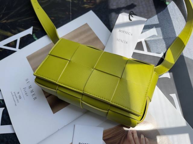 Bottega Veneta Belt Bag 新鲜出炉的小腰包真的萌到我了,全羊皮手工编织的Mini Cassette 四处散发的可爱气息 简直人见人爱 花见 Bottega Veneta Belt Bag 新鲜出炉的小腰包真的萌到我了,全羊皮手工编织的Mini Cassette 四处散发的可爱气息 简直人见人爱 花见