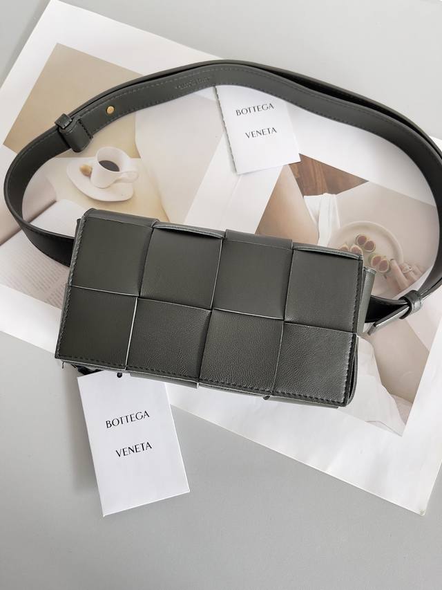 Bottega Veneta Belt Bag 新鲜出炉的小腰包真的萌到我了，全羊皮手工编织的Mini Cassette 四处散发的可爱气息 简直人见人爱 花见