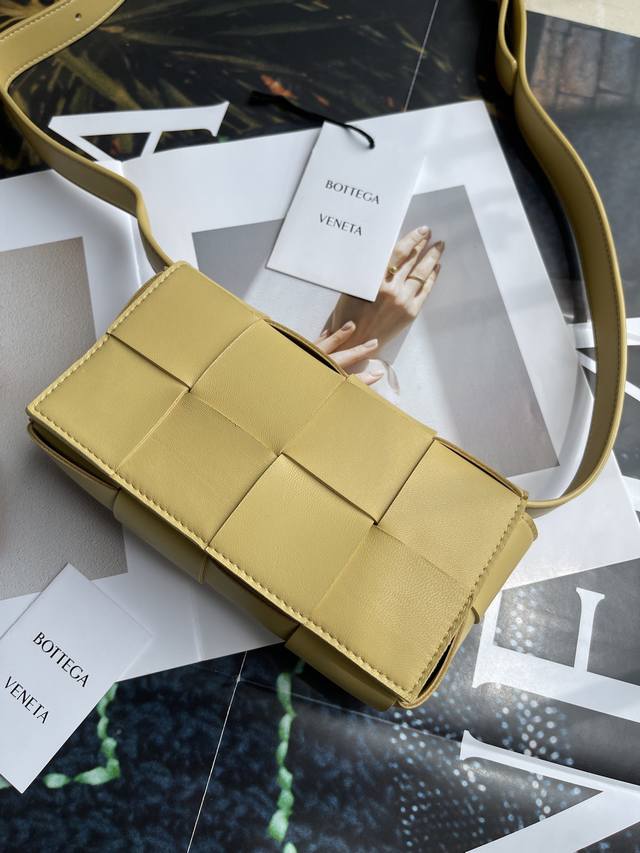 Bottega Veneta Belt Bag 新鲜出炉的小腰包真的萌到我了，全羊皮手工编织的Mini Cassette 四处散发的可爱气息 简直人见人爱 花见