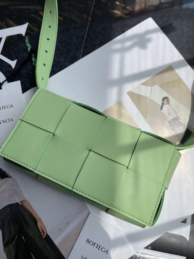 Bottega Veneta Belt Bag 新鲜出炉的小腰包真的萌到我了,全羊皮手工编织的Mini Cassette 四处散发的可爱气息 简直人见人爱 花见 Bottega Veneta Belt Bag 新鲜出炉的小腰包真的萌到我了,全羊皮手工编织的Mini Cassette 四处散发的可爱气息 简直人见人爱 花见