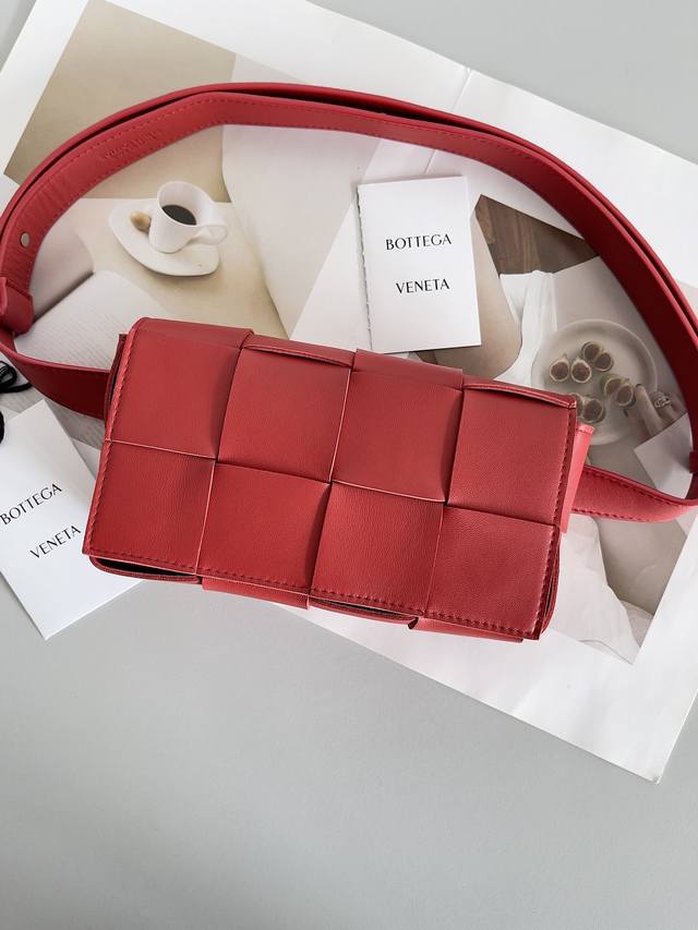Bottega Veneta Belt Bag 新鲜出炉的小腰包真的萌到我了，全羊皮手工编织的Mini Cassette 四处散发的可爱气息 简直人见人爱 花见