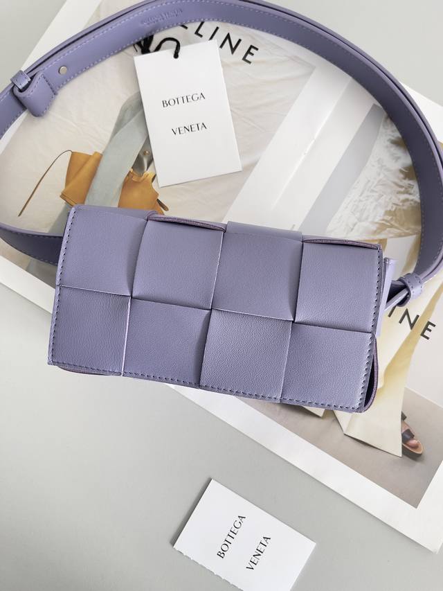 Bottega Veneta Belt Bag 新鲜出炉的小腰包真的萌到我了，全羊皮手工编织的Mini Cassette 四处散发的可爱气息 简直人见人爱 花见