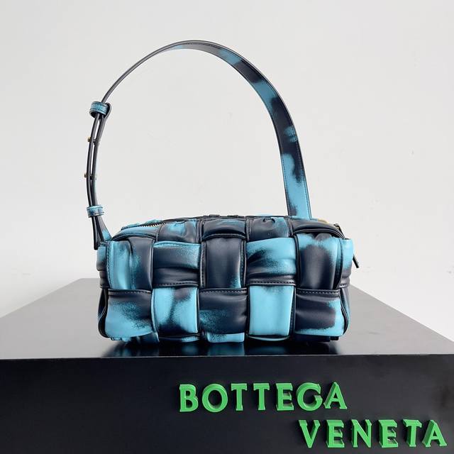 包控必入周雨彤 米卡近期都在背的Bv新款 Bottega Veneta 秋冬作为新任创意总监Matthieu Blazy的首个系列 ，其中最重要的Bv包包，在包