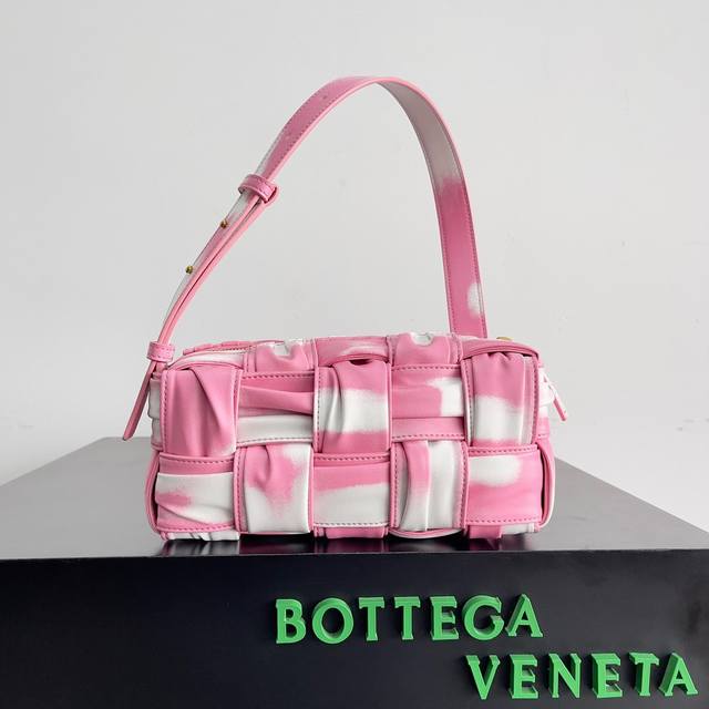 包控必入周雨彤 米卡近期都在背的Bv新款 Bottega Veneta 秋冬作为新任创意总监Matthieu Blazy的首个系列 ,其中最重要的Bv包包,在包 包控必入周雨彤 米卡近期都在背的Bv新款 Bottega Veneta 秋冬作为新任创意总监Matthieu Blazy的首个系列 ,其中最重要的Bv包包,在包