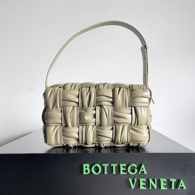 包控必入周雨彤 米卡近期都在背的Bv新款 Bottega Veneta 秋冬作为新任创意总监Matthieu Blazy的首个系列 ，其中最重要的Bv包包，在包