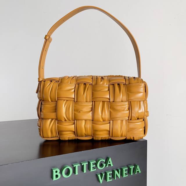 包控必入周雨彤 米卡近期都在背的Bv新款 Bottega Veneta 秋冬作为新任创意总监Matthieu Blazy的首个系列 ，其中最重要的Bv包包，在包