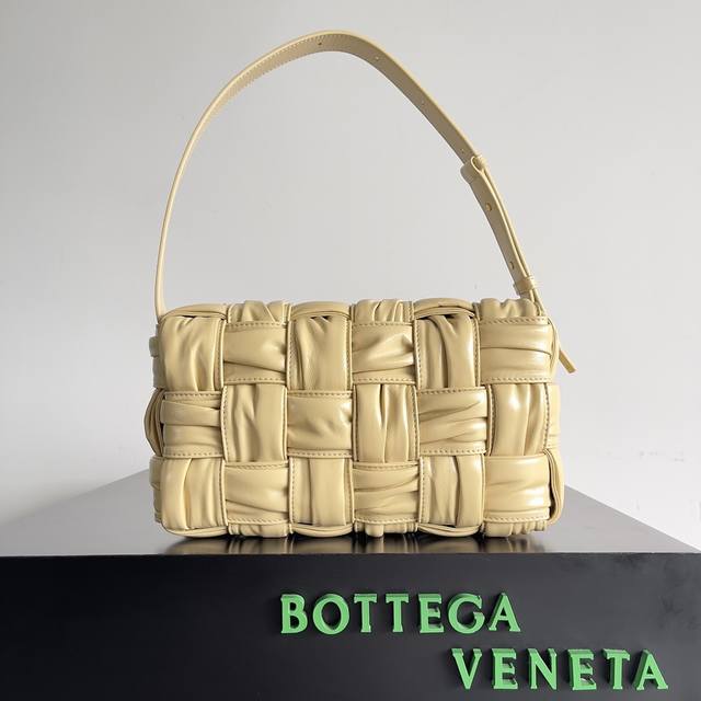 包控必入周雨彤 米卡近期都在背的Bv新款 Bottega Veneta 秋冬作为新任创意总监Matthieu Blazy的首个系列 ，其中最重要的Bv包包，在包