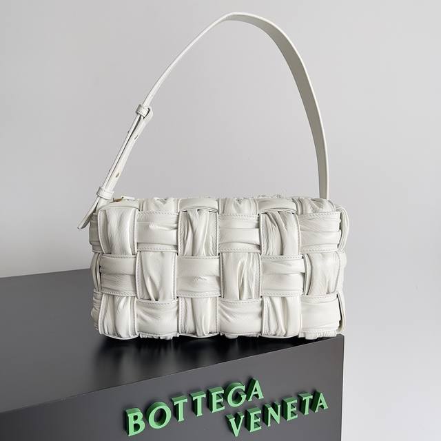 包控必入周雨彤 米卡近期都在背的Bv新款 Bottega Veneta 秋冬作为新任创意总监Matthieu Blazy的首个系列 ，其中最重要的Bv包包，在包