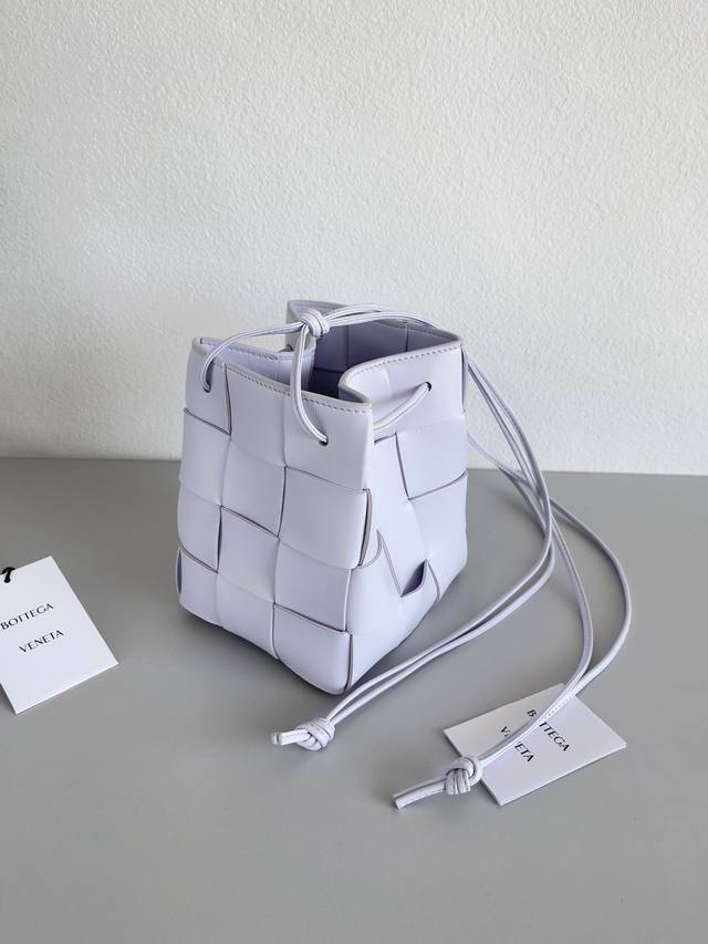 手工编织大号桶包 Bv最新的小可爱，延续了Daniel Lee的极简主义，小号放手机会漏出一点点，大号完全无压力，装啥都行，开模纯手工编织， 款号：680218