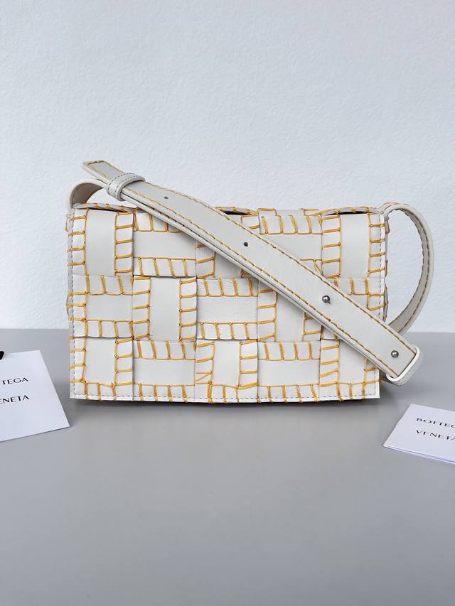 B家新款 Cassette～纯手缝 采用复古老牛拖车纯手缝做法 马鞍钩针缝法 ，最火热的Bv绿色跟橘子色缝线撞色大胆而自然材质采用天然小羊皮 全新的交错缝线设计