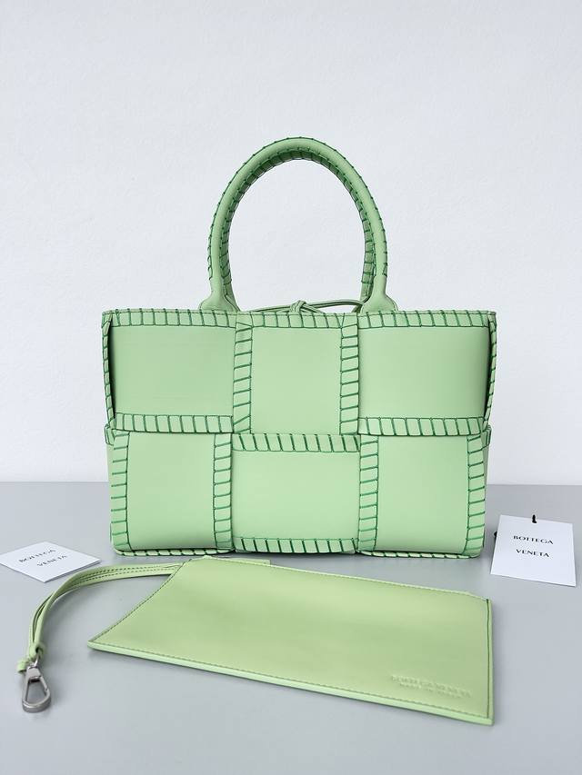 纯手工缝线,超重工艺, 传统编织元素,Intrecciato编织羊皮双色拼皮革托特手袋,内配小卡包,内有可连接扣环,全包采用小羊皮手工编织而成。 Size:30 纯手工缝线,超重工艺, 传统编织元素,Intrecciato编织羊皮双色拼皮革托特手袋,内配小卡包,内有可连接扣环,全包采用小羊皮手工编织而成。 Size:30