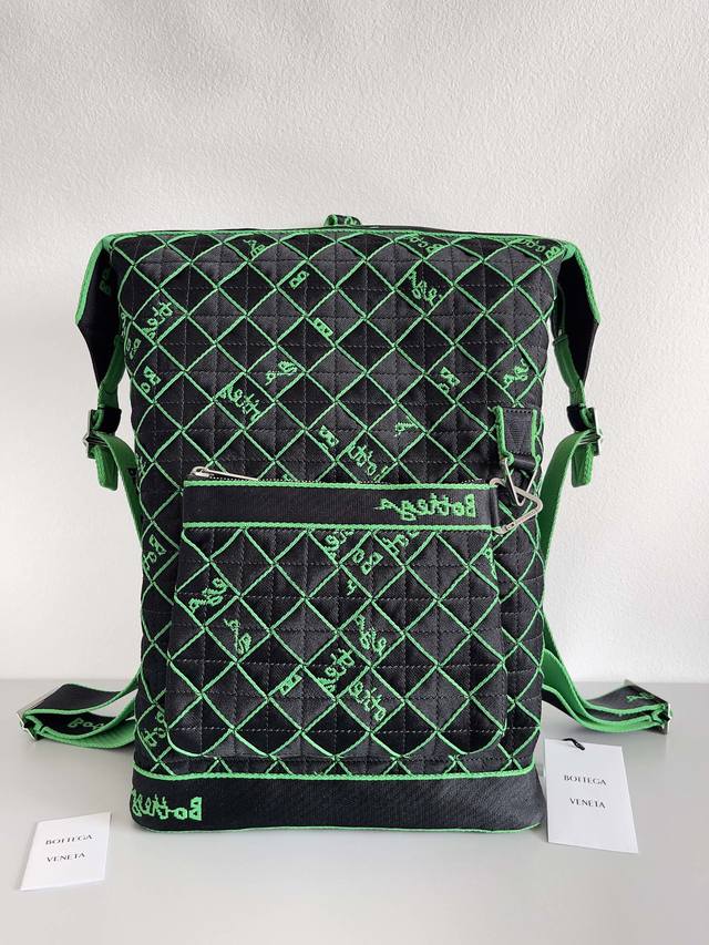 Bvwebbing系列双肩背包 采用了超轻便的涤纶面料，包身带有更加年轻化的Logo元素细节中的高级感，炸街款 日常使用或者户外活动用都是不错的选择，容量超大