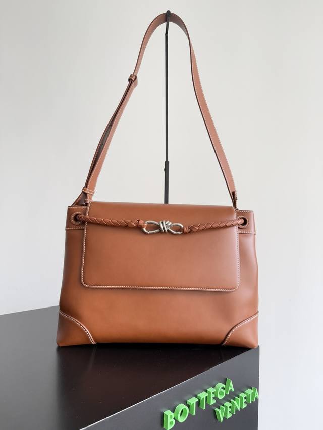 Bottega Veneta葆蝶家2025新品男士Andiamo背提包 葆蝶家的主推毋庸置疑是Andiamo，2025的新品第一份新宠便制作了独属于男士的八字扣