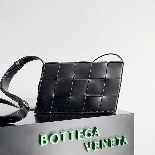 Bottegaveneta 新款Speed Cassette系列时尚,彩格风潮 适合引领时尚的你 编织遐想 型色摩登 男女通用 时髦又实用, 必入包款 轻松搭配 Bottegaveneta 新款Speed Cassette系列时尚,彩格风潮 适合引领时尚的你 编织遐想 型色摩登 男女通用 时髦又实用, 必入包款 轻松搭配