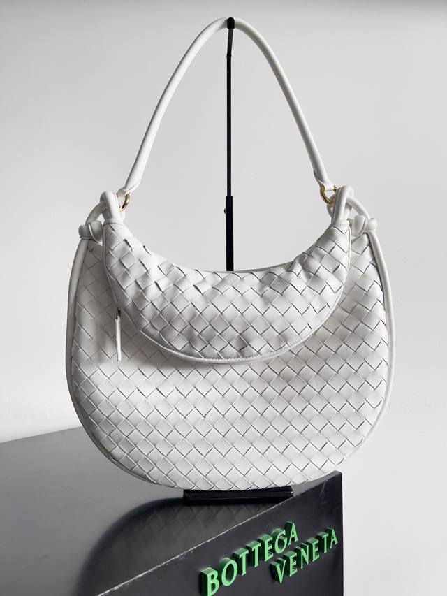 大号 葆蝶家Bv 舒淇同款“Gemelli”双子包 提前锁死 24年的爆款 由两只半月形包袋配对在一起的Gemelli，搭配品牌标志性Intrecciato 编