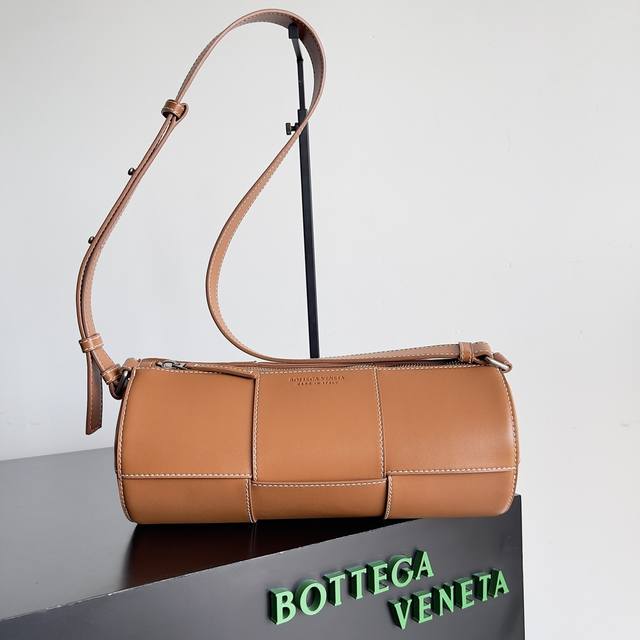 Bv春夏新品“Arco”圆桶包 时髦精们快入手Bv今年春夏的单品真的是值得等待与期待的这款中性的圆桶包 立即把时髦的男男女女们拿捏住大编织搭配圆桶包身兼职把Un