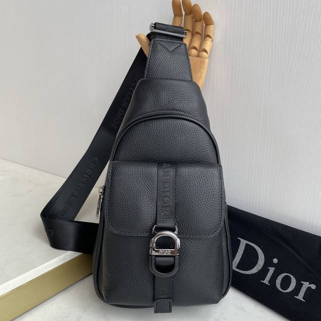 早春系列Saddle马鞍包，强势推出！设计师首次操刀设计的第一季度，不但有Ophidia复古老花帆布款，同时还有精美的小牛皮款式。精美纹路的小牛皮，缝线和简单的