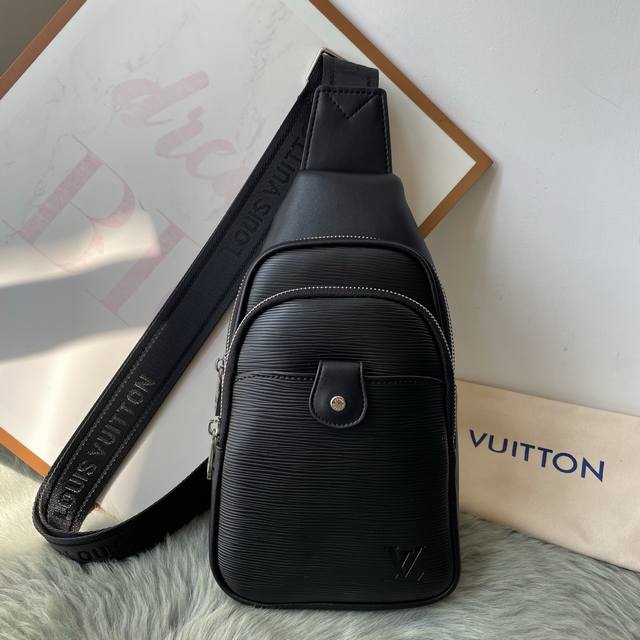 原单 搭配头层胎牛皮 路易威登-最新款男士胸包原单品质 官网同步 手感超赞 原装五金 独特的设计风格 完美至极 细节做工精致 大气中有内涵 高端上档次 高品质