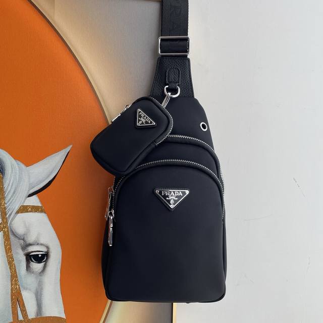 普拉达最新款式，男士胸包原单品质 采用进口尼龙布材质轻便，舒适，质感柔滑，手感细腻 高贵五金 低调奢华有内涵 时尚休闲帅气 方便实用，怎么看都是那么酷帅美，走在