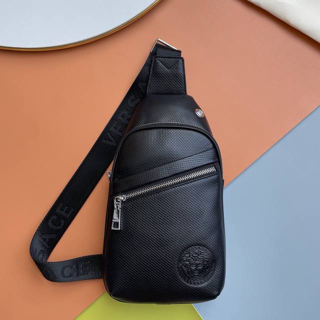 专柜爆款，范思哲男士胸包 ［强] 最新款，帅到没朋友 采用顶级进口原版牛皮做为包身材料包包柔软度极好 富有弹性 贴心设计耳机孔，原版五金配置更显高贵气质 时尚大