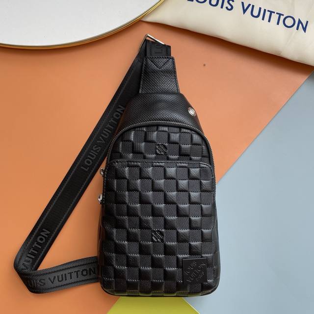 原单货 最新款式 Lv 男士胸包火爆出货 实物拍照无添加任何效果 原版进口头层牛皮皮质手感柔软舒适贴心设计耳机线钻孔,采用专用五金.原版里布资深裁缝独特休闲高档 原单货 最新款式 Lv 男士胸包火爆出货 实物拍照无添加任何效果 原版进口头层牛皮皮质手感柔软舒适贴心设计耳机线钻孔,采用专用五金.原版里布资深裁缝独特休闲高档
