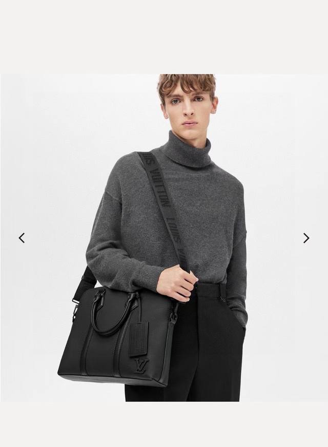 M59159黑色 顶级原单 本款公文包拥有 Lv Aerogram 牛皮革的柔软质感，令金属 Lv 字母点缀右下角。加衬口袋可收纳笔记本电脑，路易威登标识缝入可