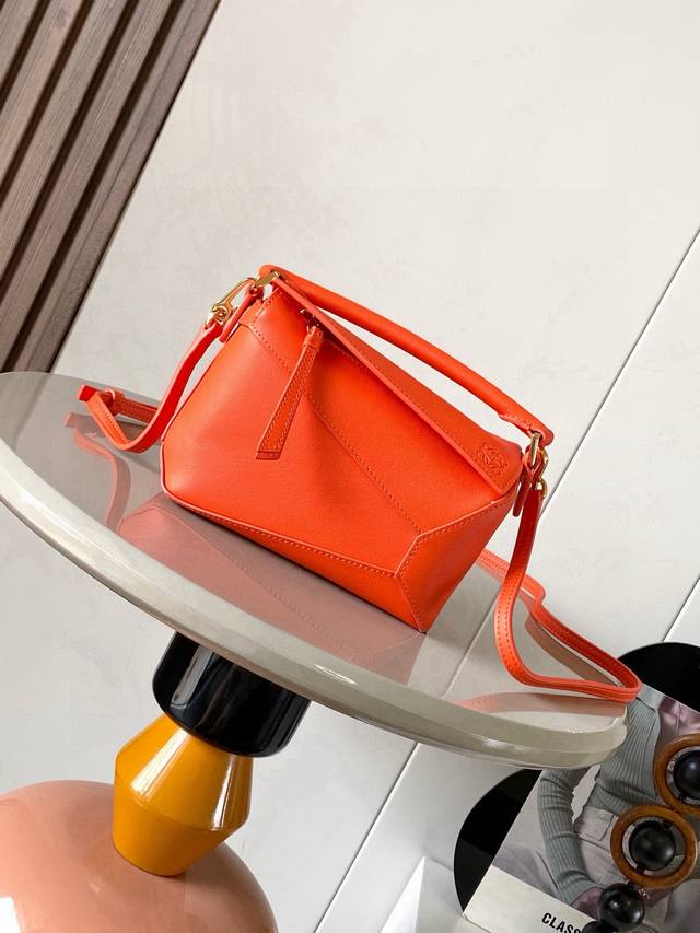 爆款新版本几何包迷你18Cm原厂进口纳帕小牛皮puzzle手袋是创意总监乔纳森．安德森为 L0Ewe 推出的首款手提包长方体形状和精确的切割技术创造了 puzz